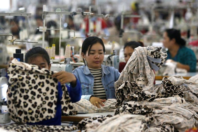 Employees work at a factory supplier of the H&M brand in Kandal province, Cambodia, December 12, 2018. (REUTERS File Photo)