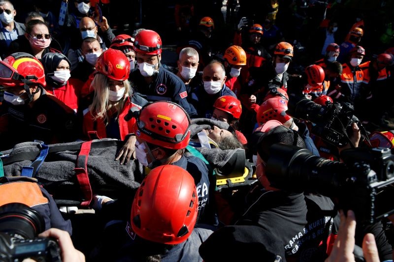 Rescue workers carry a survivor out of a collapsed building after an earthquake in the Aegean port city of Izmir, Turkey October 31, 2020. REUTERS/Kemal Aslan
