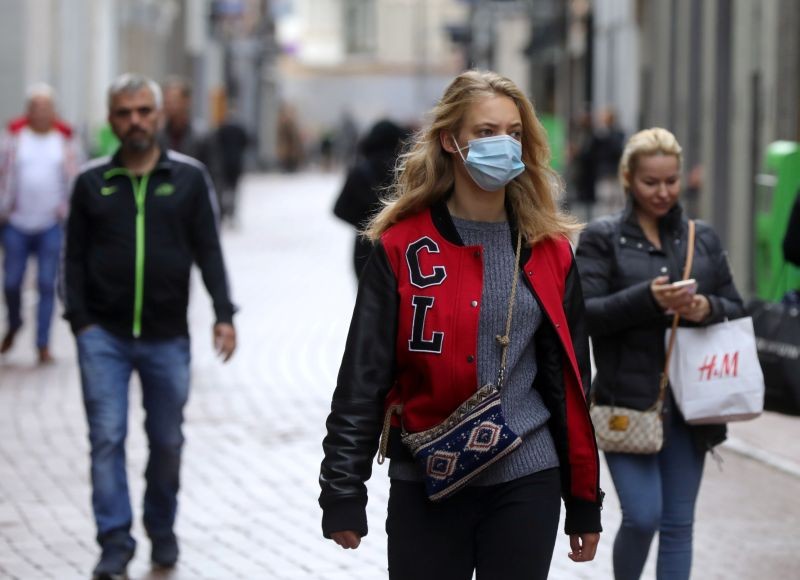 People with and without protective masks walk on the street while shopping as the spread of coronavirus disease (COVID-19) continues in Amsterdam, Netherlands on October 7, 2020. (REUTERS Photo)