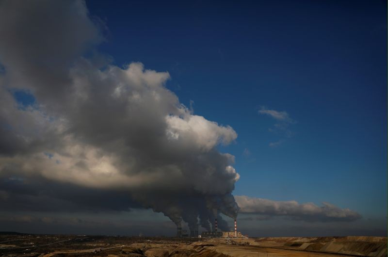 Smoke and steam billows from Belchatow Power Station, Europe's largest coal-fired power plant operated by PGE Group, near Belchatow, Poland November 28, 2018. ( REUTERS File Photo)