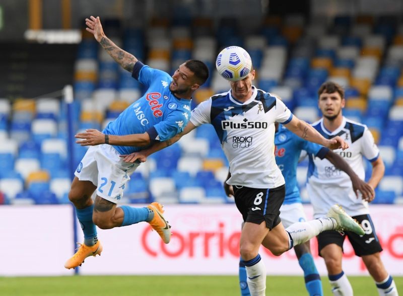 Atalanta's Robin Gosens in action with Napoli's Matteo Politano REUTERS/Alberto Lingria