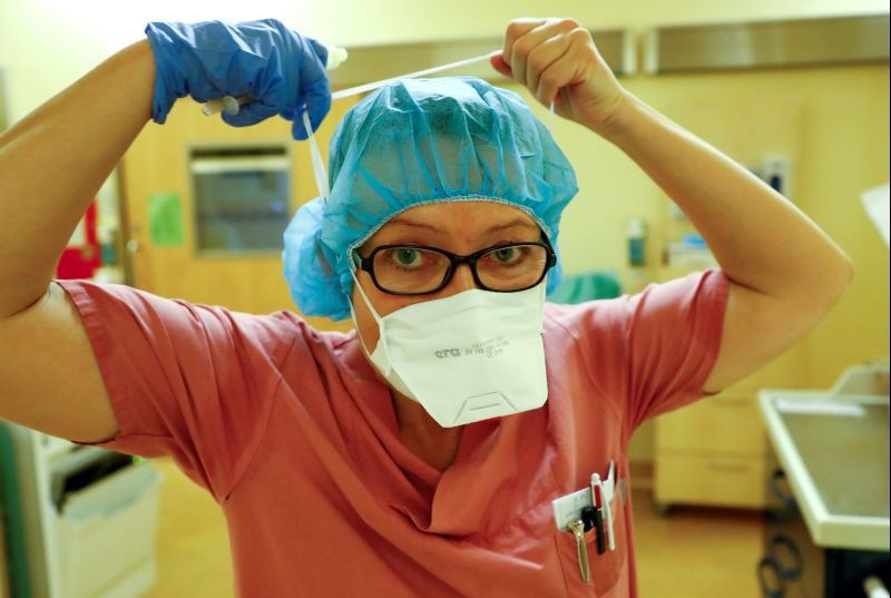 A member of the medical staff removes a face mask after treating a patient suffering from the coronavirus disease (COVID-19) in the Intensive Care Unit (ICU) at Havelhoehe community hospital in Berlin, Germany, October 30, 2020. (REUTERS Photo)