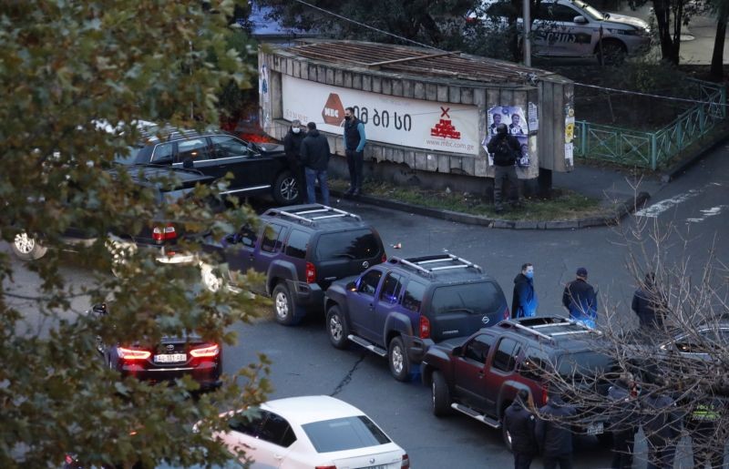 Law enforcement officers gather in a street near an office of a microfinance organisation after an unidentified gunman took hostages, in Tbilisi, Georgia November 20, 2020. (REUTERS Photo)
