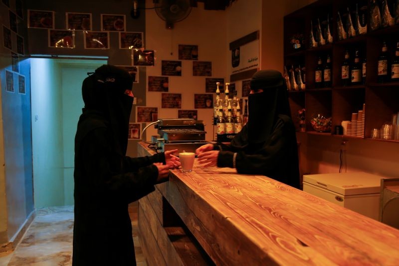 A woman makes an order at the only all-female internet cafe in Marib, Yemen October 19, 2020. Picture taken October 19, 2020. (REUTERS File Photo)