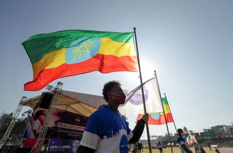 A volunteer holds an Ethiopian flag during a blood donation ceremony for the injured members of Ethiopia's National Defense Forces (ENDF) fighting against Tigray's special forces on the border between Amhara and Tigray, at the stadium in Addis Ababa, Ethiopia November 12, 2020. (REUTERS File Photo)