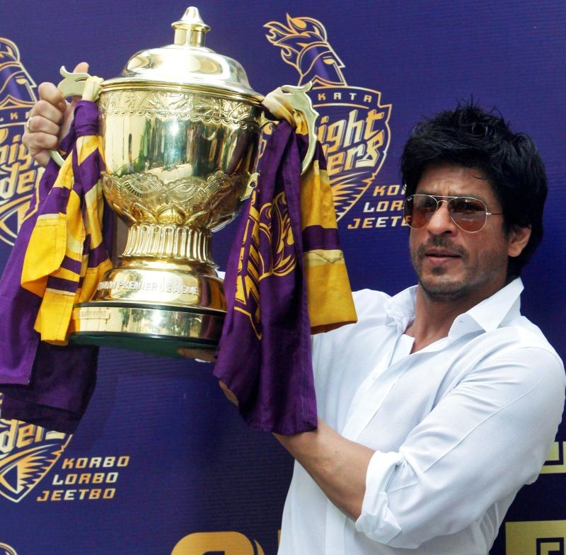 FILE PHOTO: Bollywood actor Shah Rukh Khan displays the Indian Premier League (IPL) cricket trophy during a news conference at his residence in Mumbai May 30, 2012. REUTERS/Vivek Prakash/File Photo