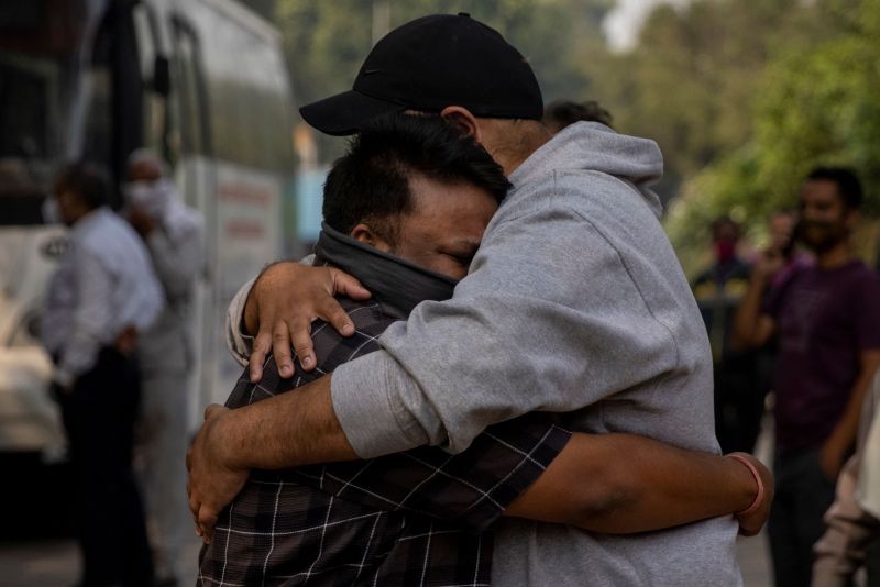 Men mourn the death of their relative, who died due to COVID-19, before the cremation in New Delhi, India, November 13, 2020. (REUTERS Photo)