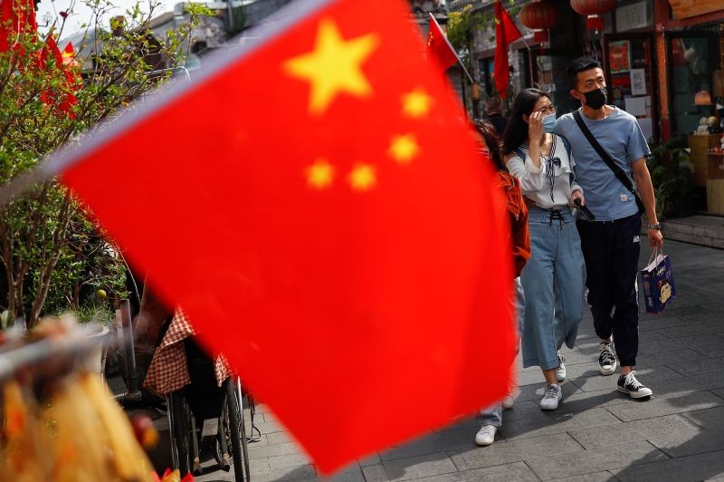 People walk in the tourist area surrounding Houhai Lake during Chinese National Day holidays in Beijing, China, October 2, 2020. (REUTERS File Photo)