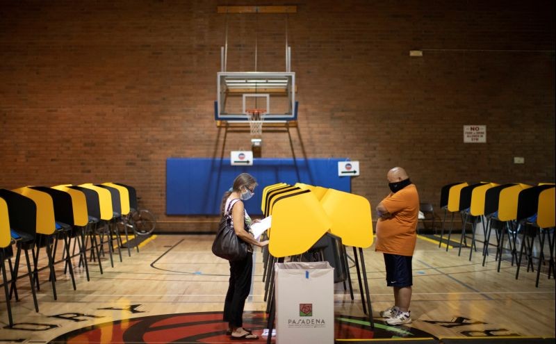People vote during the U.S. presidential election in the gymnasium of the Victory Park Recreation Center during the outbreak of the coronavirus disease (COVID-19), in Pasadena, California, U.S., November 2, 2020. (REUTERS Photo)