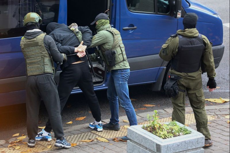 A man is detained by unidentified people, who are presumably Belarusian law enforcement officers, during a rally to reject the presidential election results in Minsk, Belarus November 8, 2020. (REUTERS Photo)