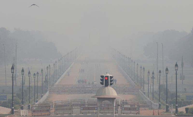 People walk near India Gate on a smoggy afternoon in New Delhi, November 15, 2020. (REUTERS Photo)