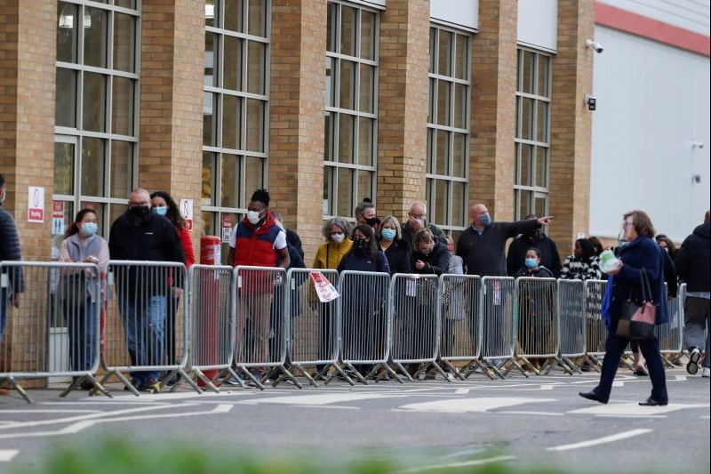 People queue outside a store to buy supplies, after new nationwide restrictions were announced during the coronavirus disease (COVID-19) outbreak in Watford, Britain, November 2, 2020. (REUTERS Photo)