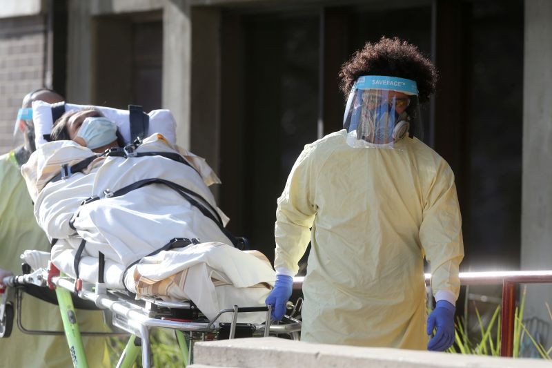 Employees of a stretcher service wear personal protective gear as they return a resident to Parkview Place personal care home, which is experiencing an outbreak of the coronavirus disease (COVID-19), in Winnipeg, Manitoba, Canada, November 2, 2020.  (REUTERS Photo)