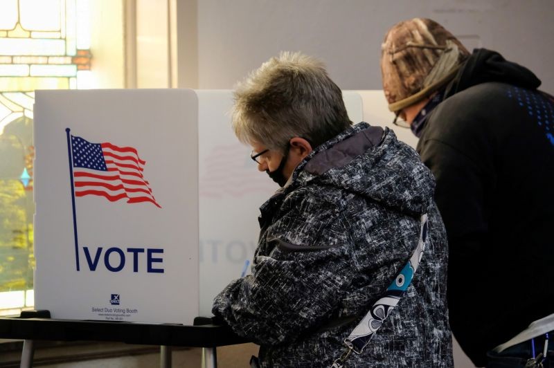 People fill in ballots at a voting booth during the 2020 U.S. presidential election on election day in New Richmond, Ohio, U.S. November 3, 2020.  (REUTERS File Photo)