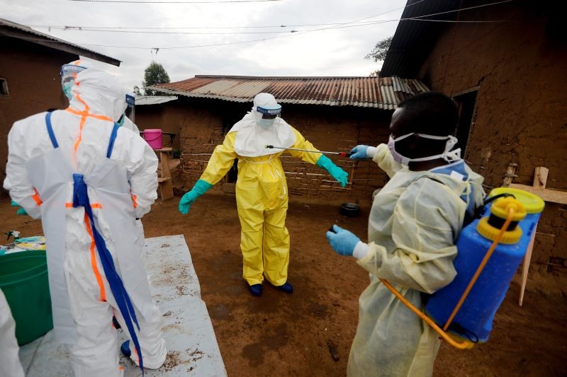 Kavota Mugisha Robert, a healthcare worker, who volunteered in the Ebola response, decontaminates his colleague after he entered the house of 85-year-old woman, suspected of dying of Ebola, in the eastern Congolese town of Beni in the Democratic Republic of Congo, October 8, 2019. (REUTERS File Photo)
