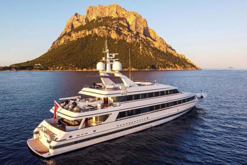 The yacht Va Bene, owned by British singer and guitarist Eric Clapton, is seen in an undated handout photo before it goes up for auction in Los Angeles, California. (Courtesy of Kruse GWS Auctions/Handout via REUTERS)