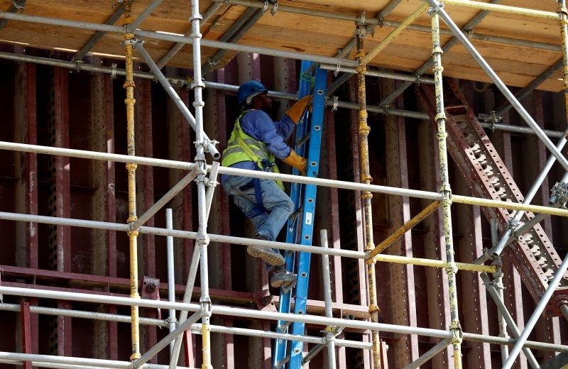 An Asian labourer climbs a ladder as he works at the construction site of a building in Riyadh, Saudi Arabia August 4, 2016. (REUTERS File Photo)