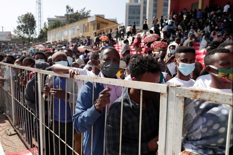 Volunteers gather to donate blood for the injured members of Ethiopia's National Defense Forces (ENDF) fighting against Tigray's special forces on the border between Amhara and Tigray, at the stadium in Addis Ababa, Ethiopia November 12, 2020. (REUTERS Photo)
