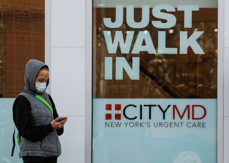 A woman lines up for a coronavirus test, as the global outbreak of the coronavirus disease (COVID-19) continues, in Brooklyn, New York, U.S., November 13, 2020.  (REUTERS Photo)