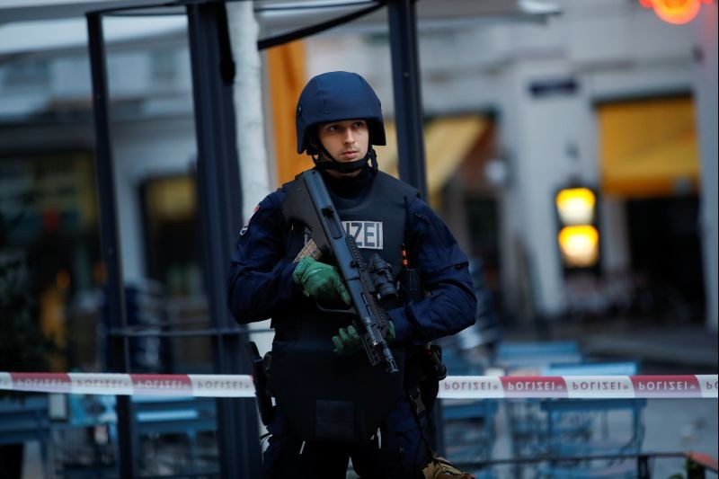 A police officer stands guard in fornt of a secured area after exchanges of gunfire in Vienna, Austria November 3, 2020. (REUTERS Photo)