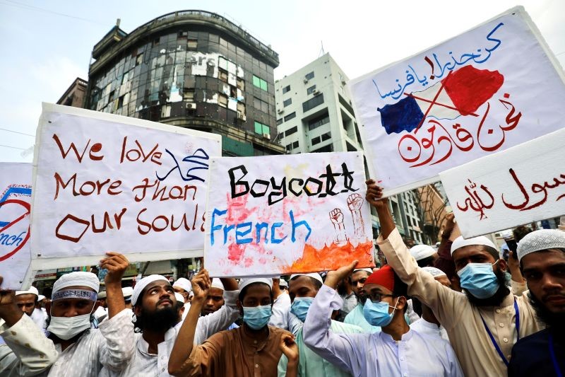 Supporters and activists of the Hefazat-e-Islam Bangladesh, an islamist political party, holds placards as they take part in a protest calling for the boycott of French products and denouncing French president Emmanuel Macron for his comments over Prophet Mohammed's caricatures, in Dhaka, Bangladesh, November 2, 2020. (REUTERS/ Photo)