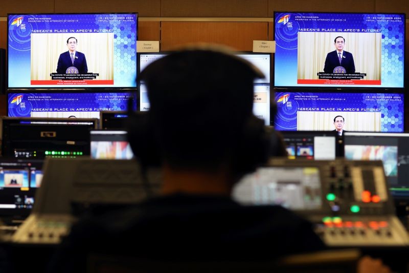 Screens show Thailand's Prime Minister Prayuth Chan-ocha speaking during the virtual APEC CEO Dialogues 2020, at its command center in Kuala Lumpur, Malaysia November 19, 2020. (REUTERS Photo)