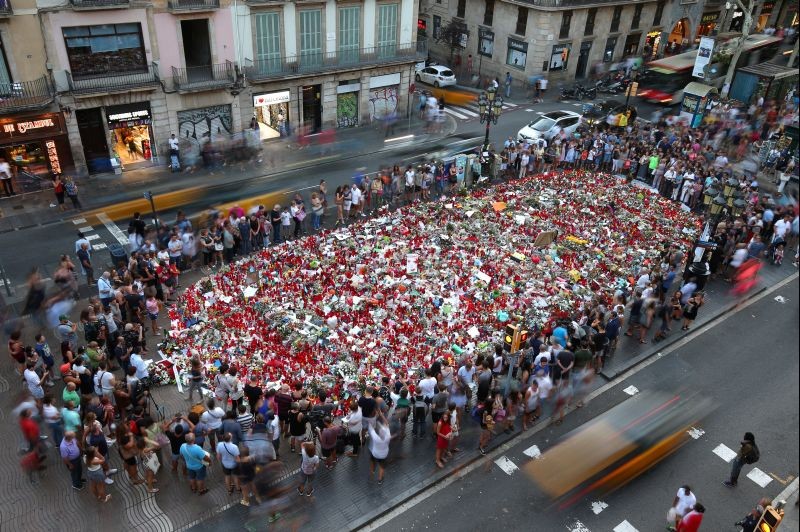 People gather at an impromptu memorial where a van crashed into pedestrians at Las Ramblas in Barcelona, Spain August 24, 2017. (REUTERS File Photo)