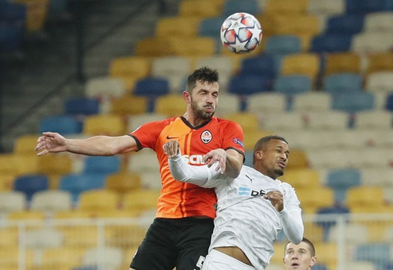 Borussia Moenchengladbach's Alassane Plea in action with Shakhtar Donetsk's Davit Khocholava REUTERS/Gleb Garanich