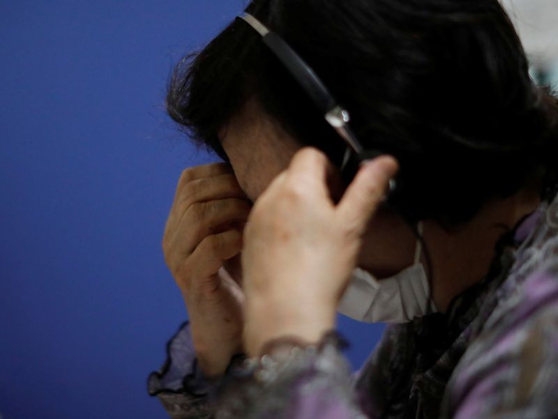 A volunteer responds an incoming call at the Tokyo Befrienders call center, a Tokyo's suicide hotline center, during the spread of the coronavirus disease (COVID-19), in Tokyo, Japan May 26, 2020. (REUTERS File Photo)