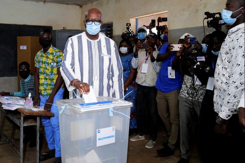 Burkina Faso's President Roch Marc Christian Kabore looks on as he casts his vote at a polling station during the presidential and legislative election in Ouagadougou, Burkina Faso, November 22, 2020. (REUTERS Photo)