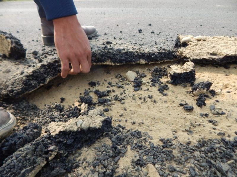 Pictures taken by the ZSUN on November 19 of the recently tarred portion, coming off.