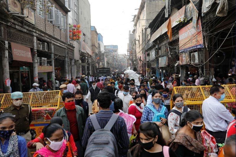 Shoppers crowd at a market ahead of the Hindu festival of Diwali, amidst the spread of the coronavirus disease (COVID-19), in the old quarter of Delhi, India, November 10, 2020. (REUTERS Photo)