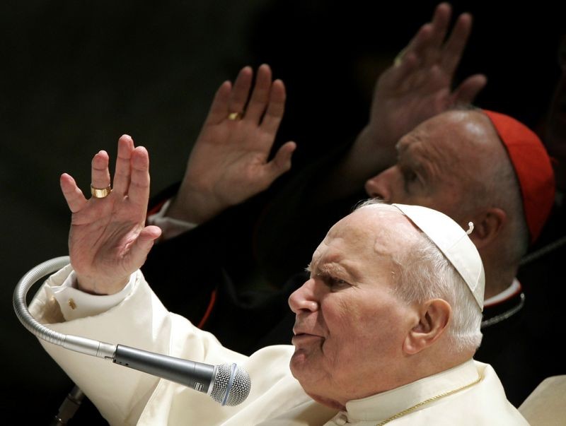 Pope John Paul II and Archbishop of Washington, Cardinal Theodore McCarrick, give their blessing at the end of the weekly general audience at the Paul VI hall in the Vatican, September 1, 2004. (REUTERS File Photo)