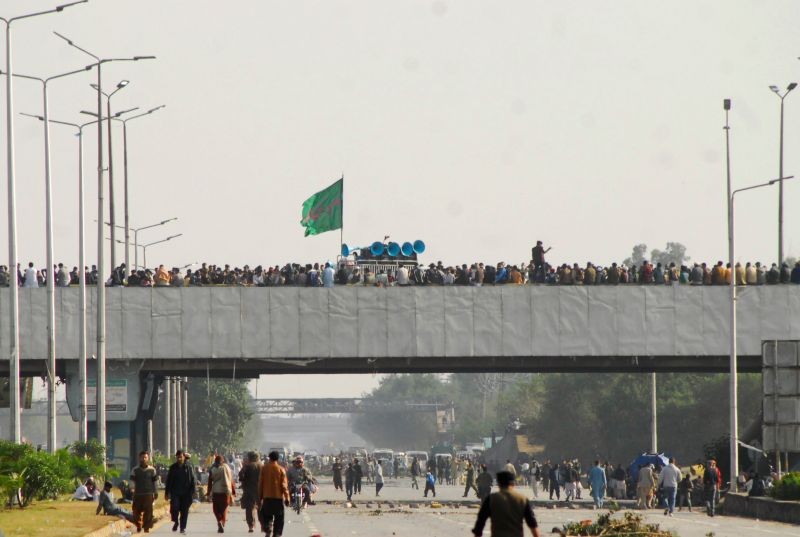 Supporters of religious and political party Tehreek-e-Labaik Pakistan (TLP) gather on a bridge as they block roads during a protest against the cartoon publications of Prophet Mohammad in France, in Islamabad, Pakistan November 16, 2020. (REUTERS Photo)