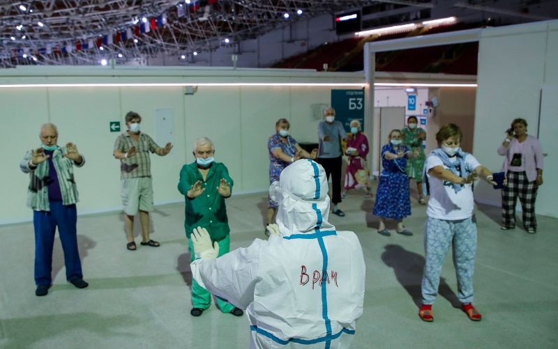 A medical worker leads a qi gong session for patients at a temporary hospital in the Krylatskoye Ice Palace, where people suffering from the coronavirus disease (COVID-19) are treated, in Moscow, Russia November 13, 2020.  (REUTERS Photo)