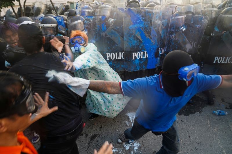 A demonstrator tries to stop clashes during an anti-government protest as lawmakers debate on constitution change, outside the parliament in Bangkok, Thailand, November 17, 2020. (REUTERS Photo)