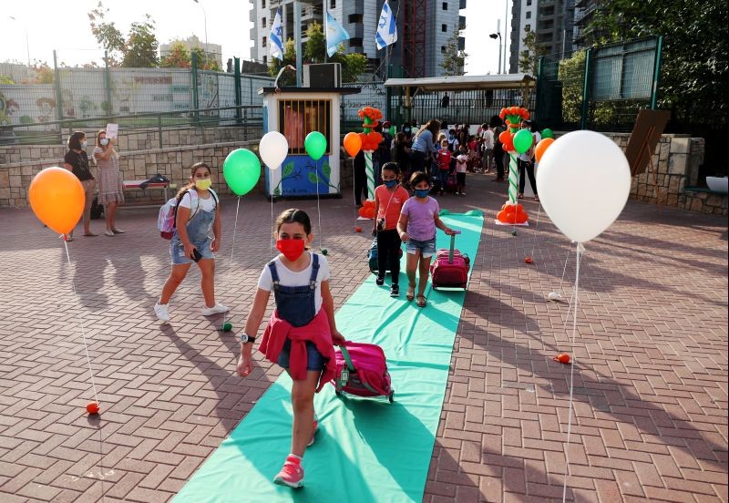 Pupils, wearing protective face masks, arrive at their school as Israel reopens first to fourth grades, continuing to ease a second nationwide coronavirus disease (COVID-19) lockdown, at a school in Rehovot, Israel November 1, 2020. (REUTERS Photo)