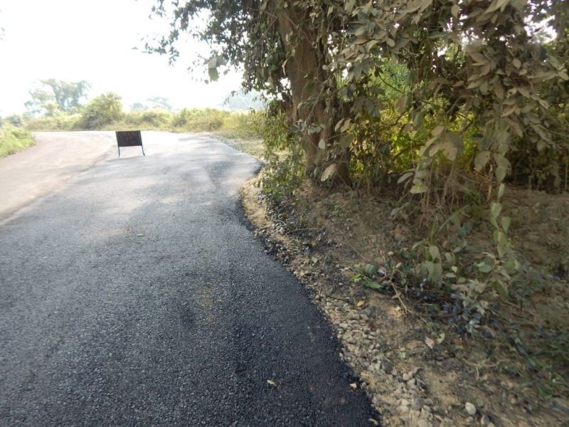 Pictures taken by the ZSUN on November 19 of the recently tarred portion, coming off.