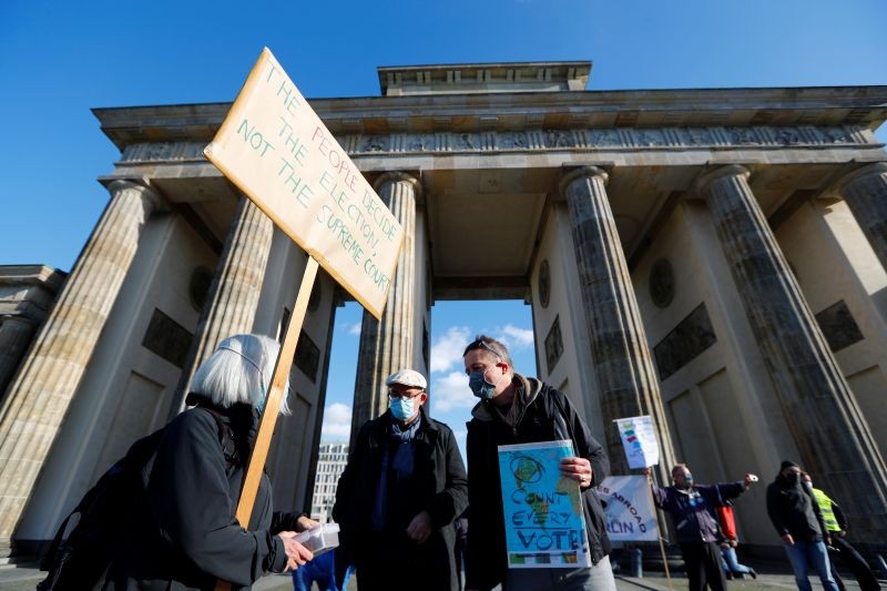 Demonstrators gather during the "Count the Votes! Rally for Fair Elections in the USA" organized by Young Democrats Abroad following the 2020 U.S. presidential election, next to the Brandenburg Gate, in Berlin, Germany November 4, 2020. REUTERS/Fabrizio Bensch