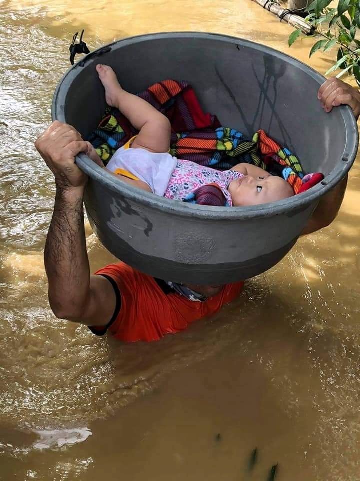 A member of the Philippine Coast Guard carries a baby during a rescue operation, after Typhoon Vamco resulted in severe flooding, in the Cagayan Valley region in northeastern Philippines, November 13, 2020. (REUTERS Photo)