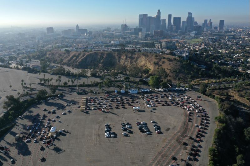 People line up for coronavirus tests at Dodger Stadium, as the global outbreak of the coronavirus disease (COVID-19) continues, in Los Angeles, California, U.S., November 13, 2020. (REUTERS Photo)