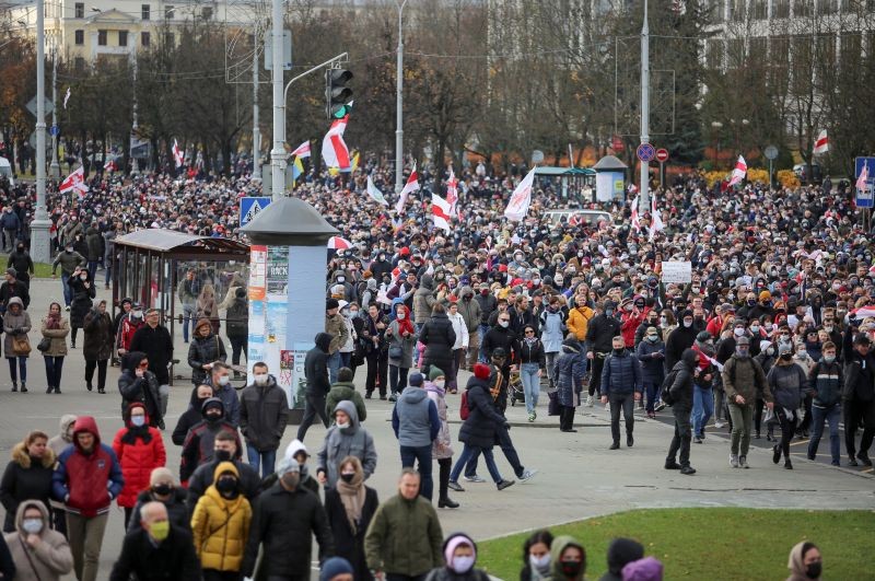 Belarusian opposition supporters walk during a rally to reject the presidential election results in Minsk, Belarus November 1, 2020. (REUTERS Photo)