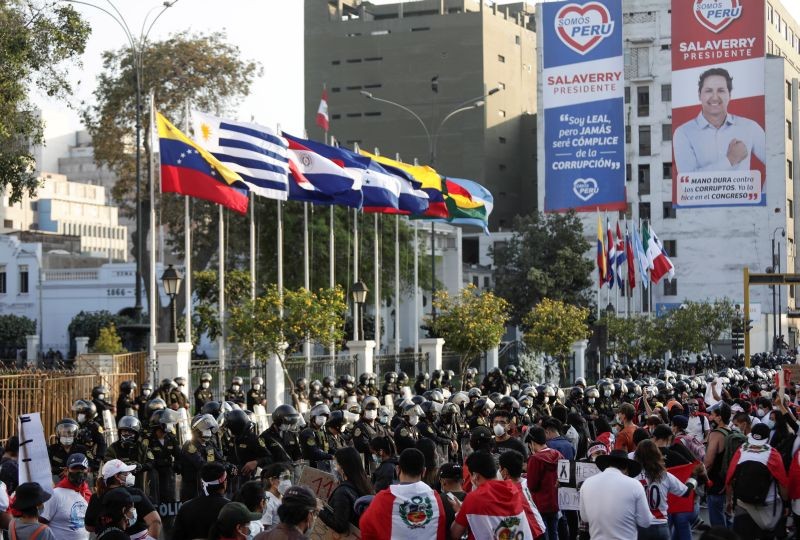 People gather outside Congress after Peru's interim President Manuel Merino announced his resignation, in Lima, Peru November 15, 2020. (REUTERS Photo)