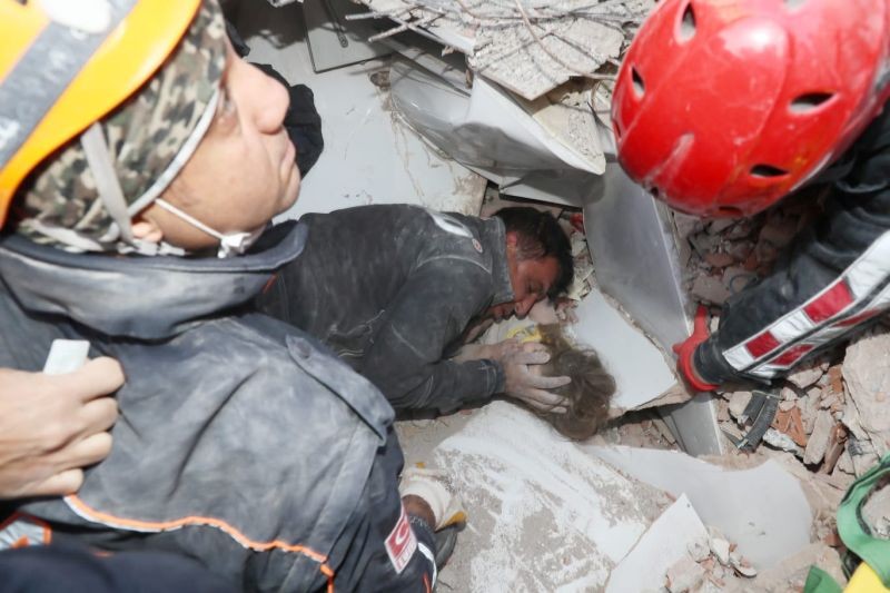 Rescue workers pull a 4-year-old girl, Ayda Gezgin, from the rubble of a collapsed building after an earthquake in the Aegean port city of Izmir, Turkey November 3, 2020. (REUTERS Photo)