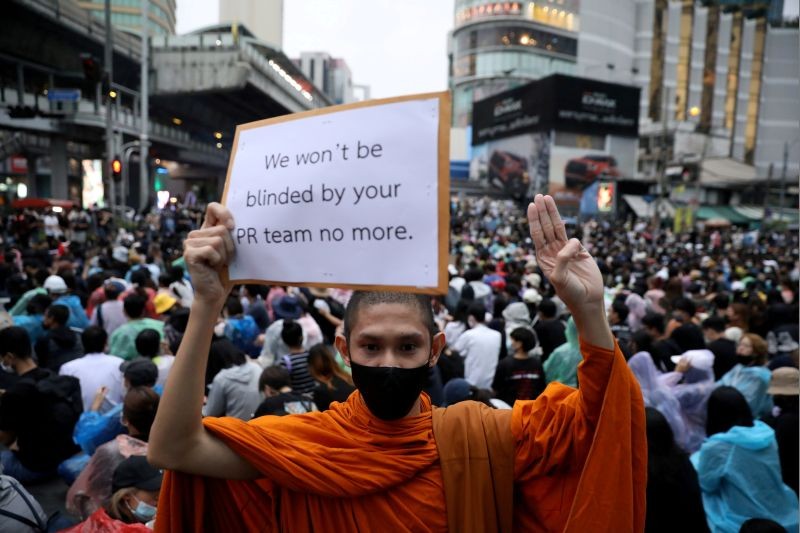 A pro-democracy protester shows the three-finger salute during an anti-government protest, Thailand October 18, 2020. (REUTERS File Photo)