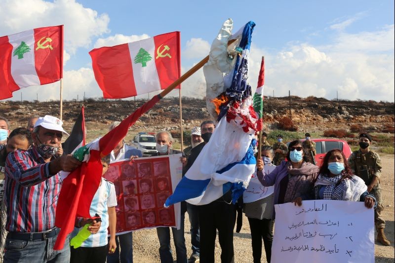 Demonstrators burn Israeli and American flags as they protest against talks on disputed maritime borders with Israel, in Naqoura, near the Lebanese-Israeli border, southern Lebanon November 11, 2020. (REUTERS Photo)