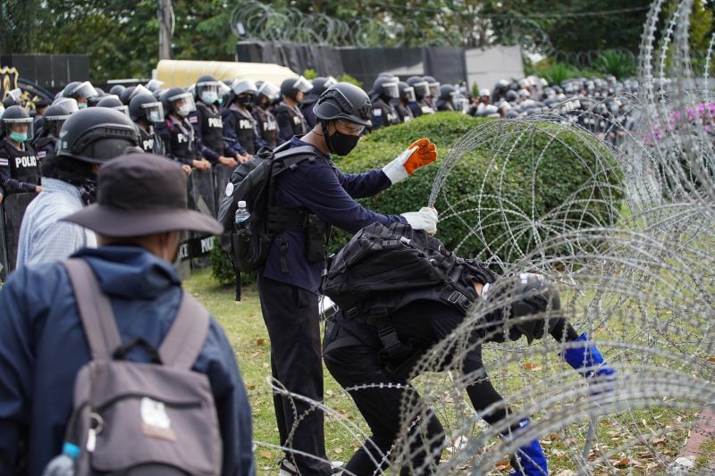 Protesters try to remove barb wires ahead of a pro-democracy rally demanding the prime minister to resign and reforms on the monarchy, in front of 11th Infantry Regiment, in Bangkok, Thailand on November 29, 2020. (REUTERS Photo)
