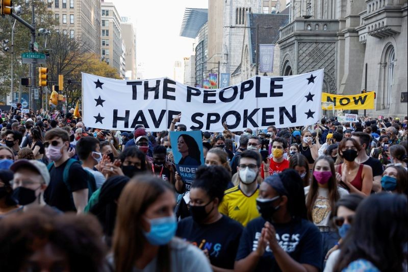 People gather as they celebrate media announcing that Democratic U.S. presidential nominee Joe Biden has won the 2020 U.S. presidential election, in Philadelphia, Pennsylvania, U.S., November 7, 2020. (REUTERS Photo)