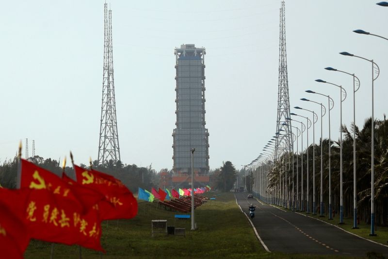 Flags with Chinese Communist Party's emblem flutter along a road leading to a launch tower with the Long March-5 Y5 rocket inside before its launch, at Wenchang Space Launch Center in Hainan Province, China November 23, 2020. (REUTERS Photo)