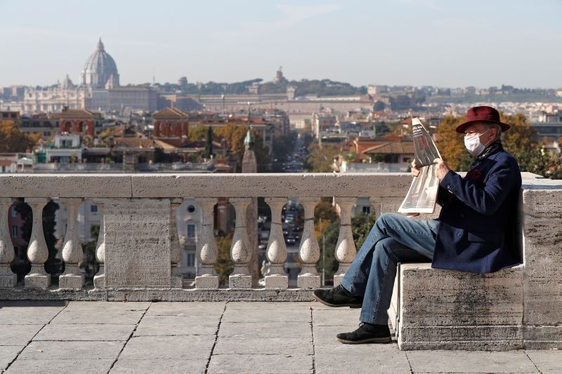 A man wearing a protective face mask reads a newspaper, as the spread of the coronavirus disease (COVID-19) continues, in Rome, Italy November 10, 2020. (REUTERS Photo)